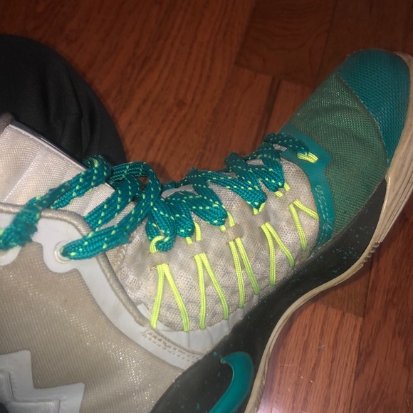 A pair of 2016 custom hyperdunks. - Picture 4 of 6